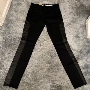 DKNY Mid Rise Jeans Legging details on the side
Size 0